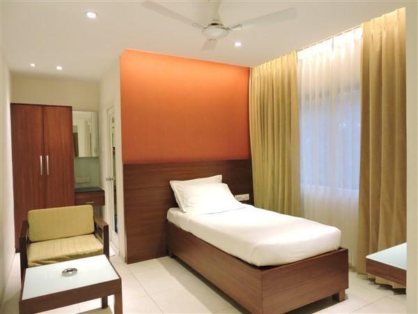Gayathri Hotels Tiruppur Exterior photo